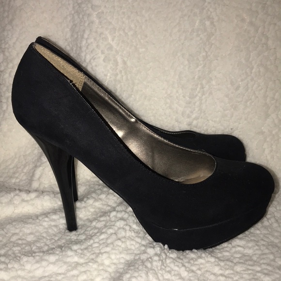 Size 8 1/2 black platform heel - Picture 2 of 3